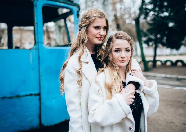 Meninas bonitas em casacos brancos — Fotografia de Stock