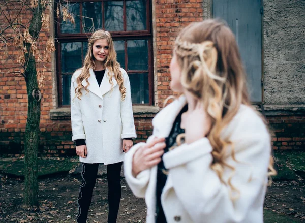 Belle ragazze in camici bianchi — Foto Stock