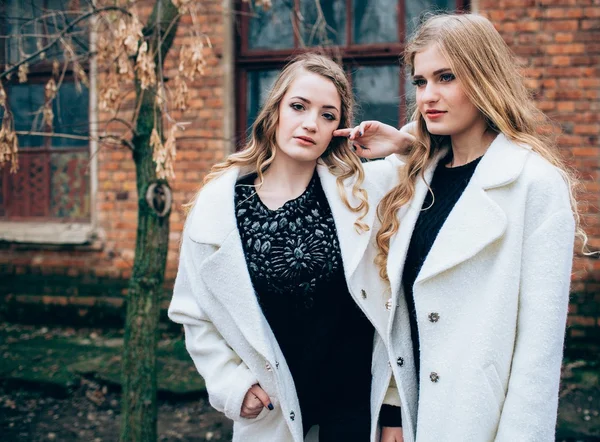 Mooie meisjes in witte jassen — Stockfoto