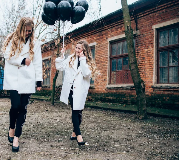 Mooie meisjes met zwarte ballonnen — Stockfoto