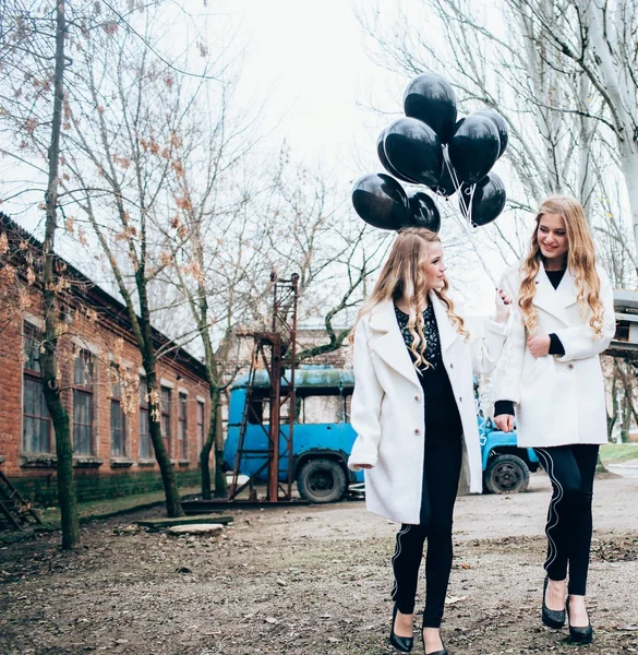 Mooie meisjes met zwarte ballonnen — Stockfoto