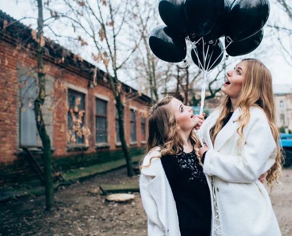 Meninas bonitas com balões pretos — Fotografia de Stock