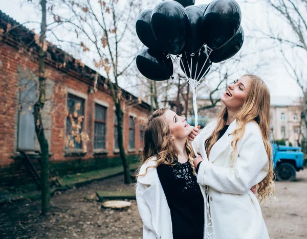 Meninas bonitas com balões pretos — Fotografia de Stock