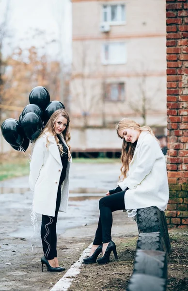 Beautiful girls with black balloons — Stock Photo, Image