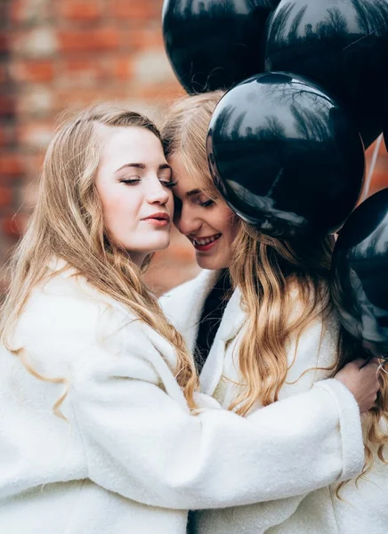 Meninas bonitas com balões pretos — Fotografia de Stock