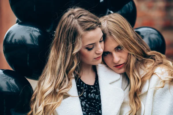 Belle ragazze con palloncini neri — Foto Stock