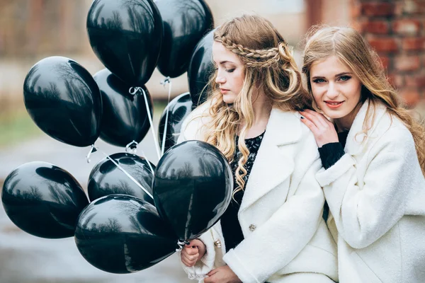 Красиві дівчата з чорними кульками — стокове фото