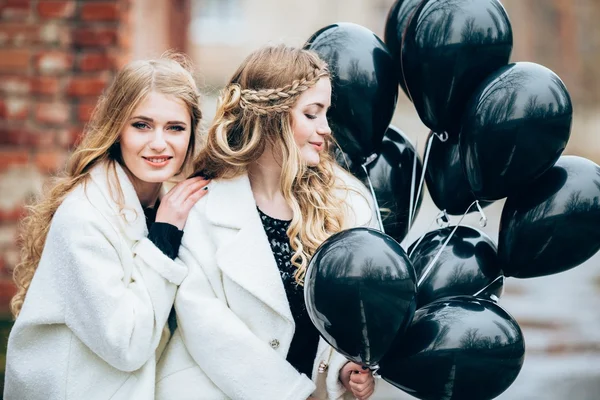 Meninas bonitas com balões pretos — Fotografia de Stock