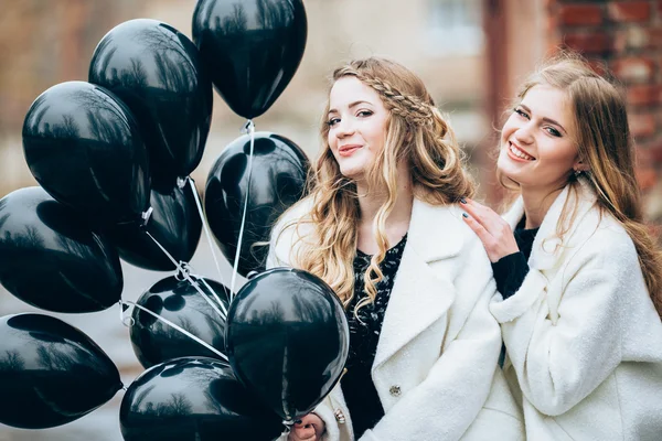 Mooie meisjes met zwarte ballonnen — Stockfoto