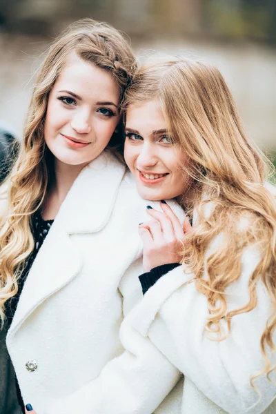 Krásné dívky v bílých pláštích — Stock fotografie