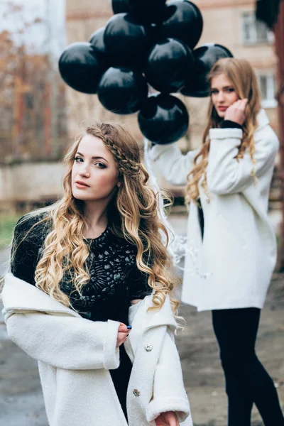 Meninas bonitas com balões pretos — Fotografia de Stock
