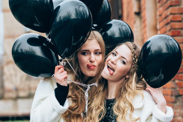 Hermosas chicas con globos negros —  Fotos de Stock