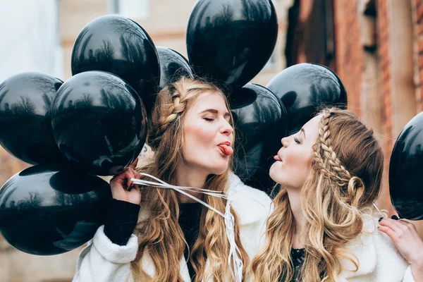 Meninas bonitas com balões pretos — Fotografia de Stock