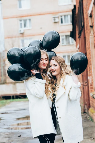 Mooie meisjes met zwarte ballonnen — Stockfoto