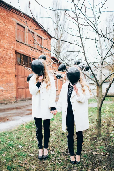 Hermosas chicas con globos negros — Foto de Stock