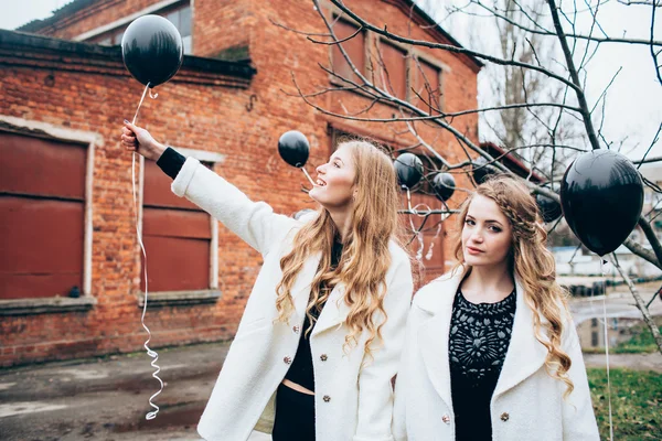 Mooie meisjes met zwarte ballonnen — Stockfoto