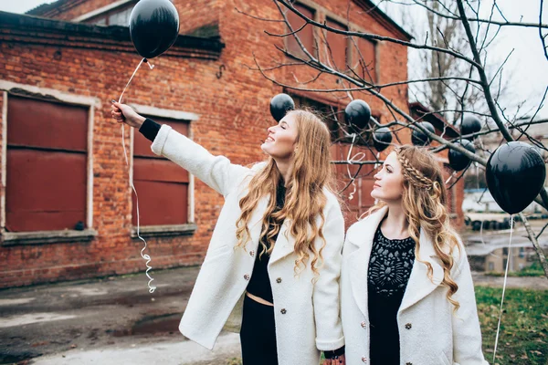 Mooie meisjes met zwarte ballonnen — Stockfoto