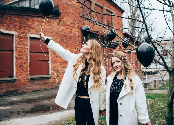 Mooie meisjes met zwarte ballonnen — Stockfoto