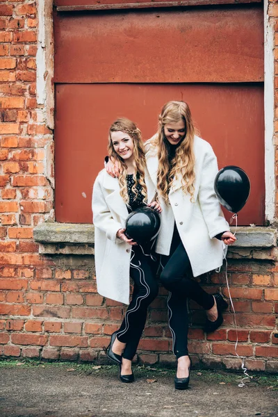 Meninas bonitas com balões pretos — Fotografia de Stock