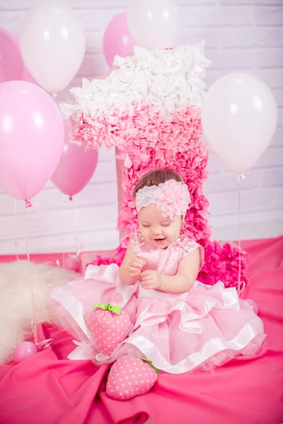 Πριγκίπισσα κοριτσάκι σε ροζ φόρεμα — Φωτογραφία Αρχείου