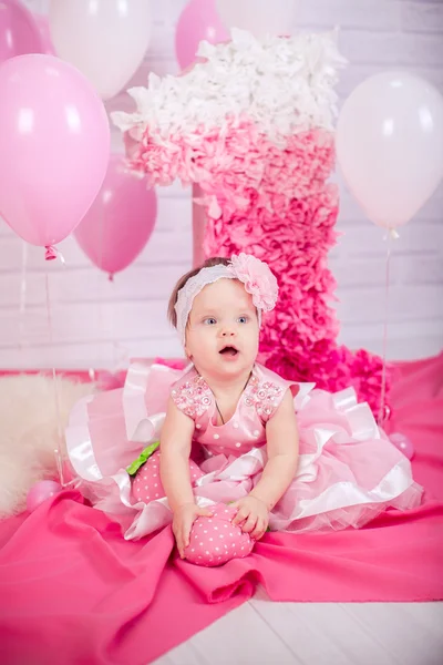 Princesa bebê menina em vestido rosa — Fotografia de Stock