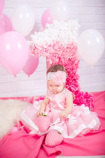 Prinses babymeisje in roze jurk — Stockfoto