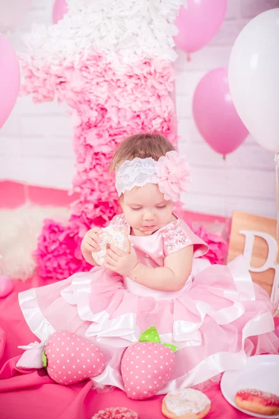 Princezna holčička s koblihy — Stock fotografie