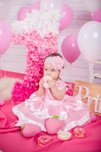Princesa menina com donuts — Fotografia de Stock