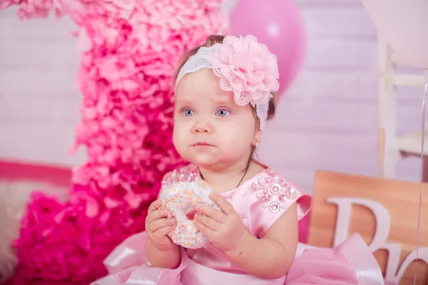 Princesa bebê menina em vestido rosa — Fotografia de Stock