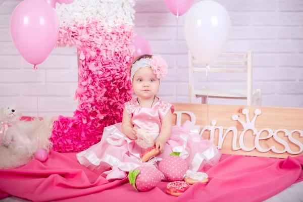 Princesa menina com donuts — Fotografia de Stock
