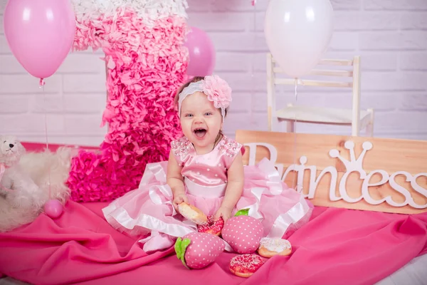 Princesse bébé fille avec des beignets — Photo