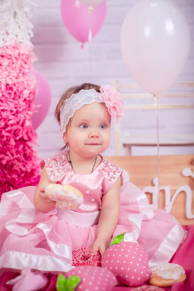 Prinses babymeisje met donuts — Stockfoto