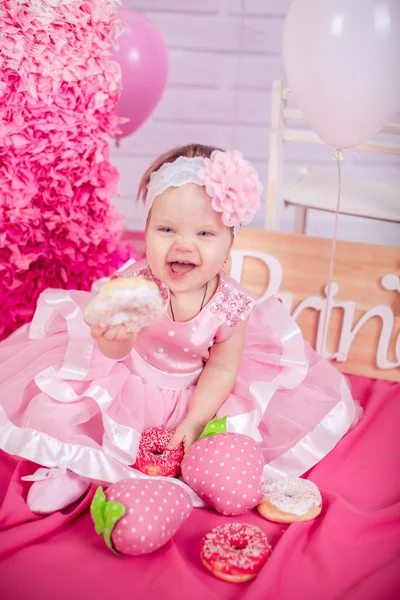 Prinses babymeisje met donuts — Stockfoto