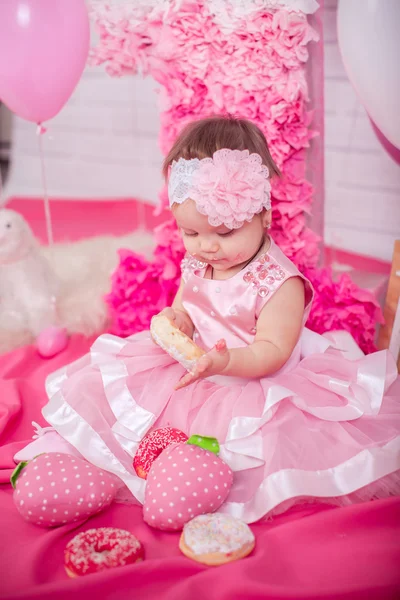 Prinses babymeisje met donuts — Stockfoto