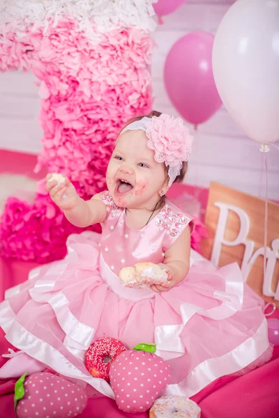 Prinses babymeisje met donuts — Stockfoto