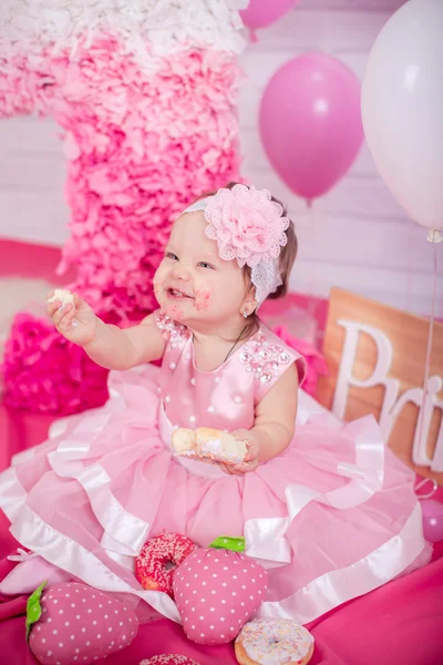 Princezna holčička s koblihy — Stock fotografie