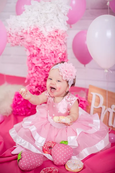 Prinses babymeisje met donuts — Stockfoto