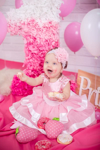 Principessa bambina con ciambelle — Foto Stock