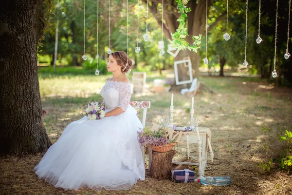 Schöne romantische Braut im Park — Stockfoto
