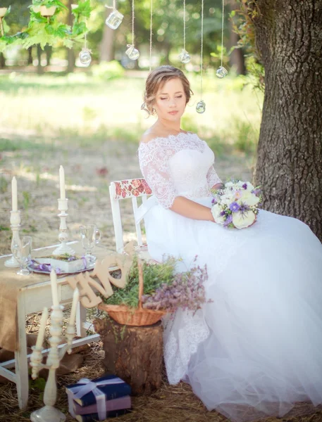 Schöne romantische Braut im Park — Stockfoto