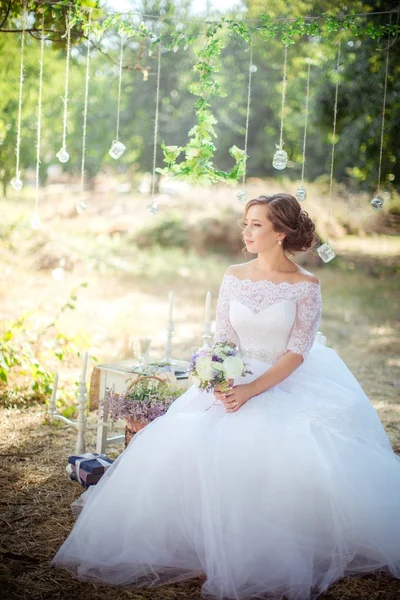 Güzel romantik gelin Park — Stok fotoğraf