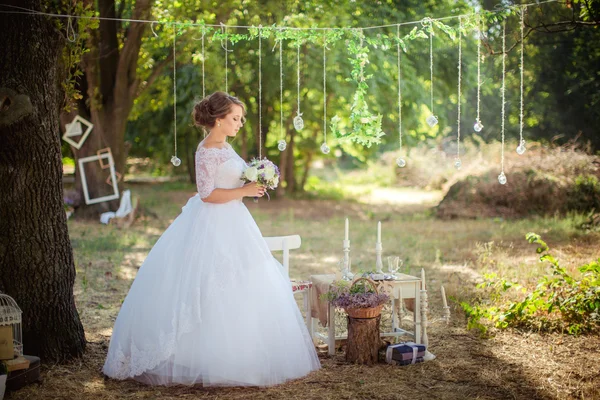 Güzel romantik gelin Park — Stok fotoğraf