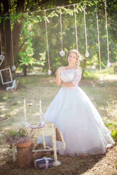 Güzel romantik gelin Park — Stok fotoğraf