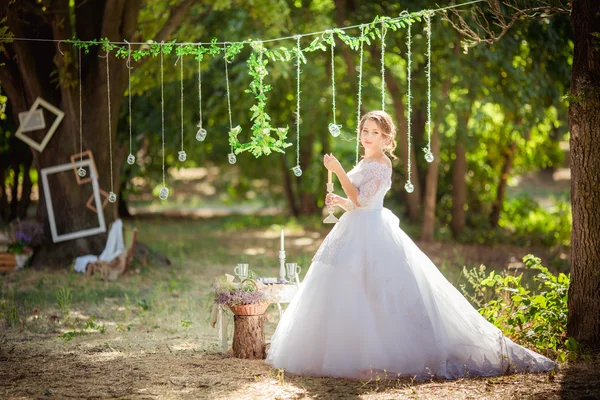 Bella sposa romantica nel parco — Foto Stock