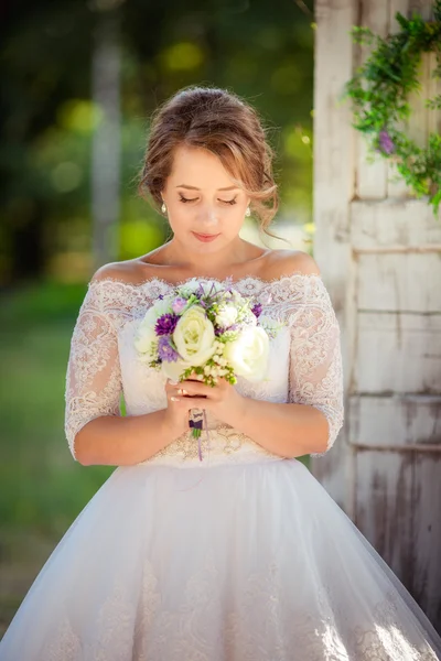 Güzel romantik gelin Park — Stok fotoğraf