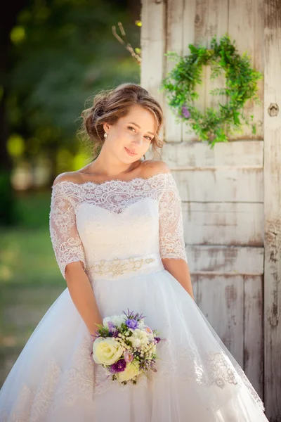 Mooie romantische bruid in park — Stockfoto