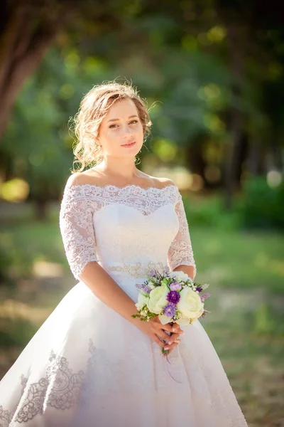 Belle mariée romantique dans le parc — Photo