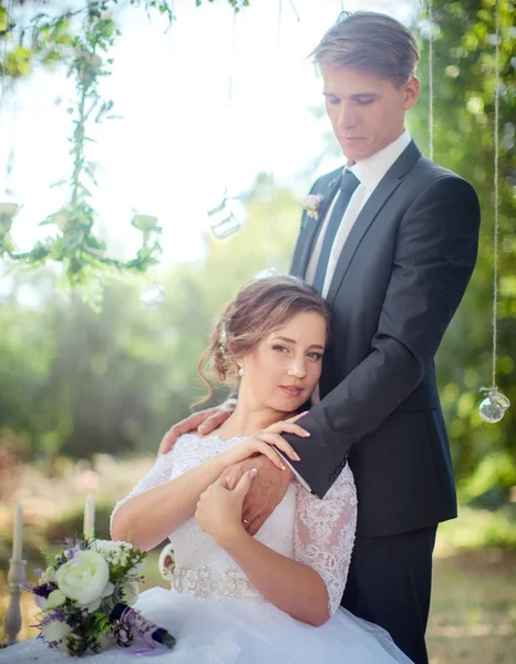 Lyckliga bruden och brudgummen — Stockfoto