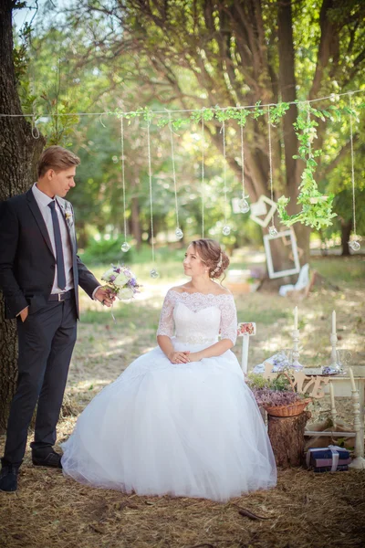 Mutlu gelin ve damat — Stok fotoğraf