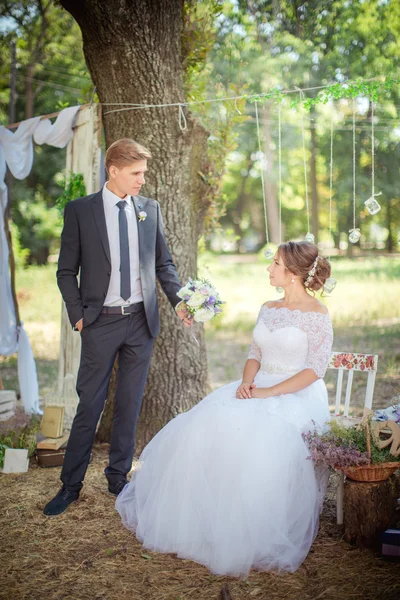 Glückliche Braut und Bräutigam — Stockfoto